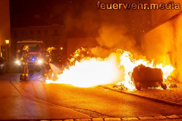 Müllinsel am Kremser Dreifaltigkeitsplatz in Vollbrand