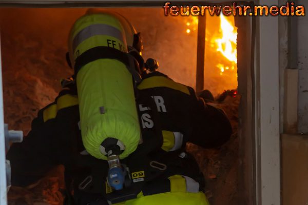 Kräfteraubender Silobrand in einem Kremser Gewerbebetrieb