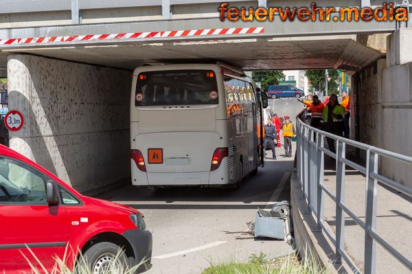 Autobus bleibt in einer Unterführung stecken