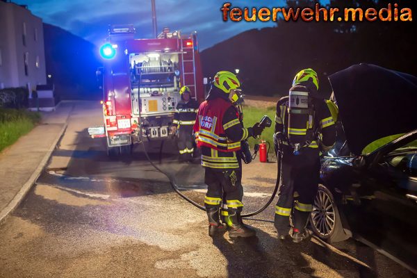 Ersthelfer dämmt Fahrzeugbrand ein