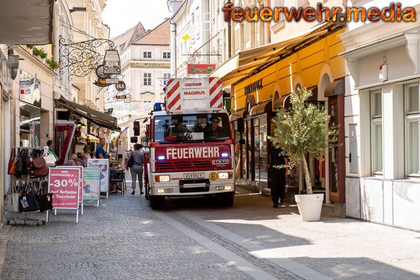 Werbeschild droht in der Fussgängerzone abzustürzen