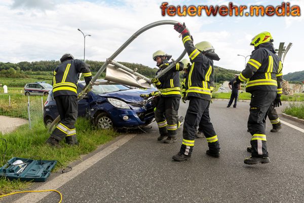 Pkw rammt ein Verkehrszeichen