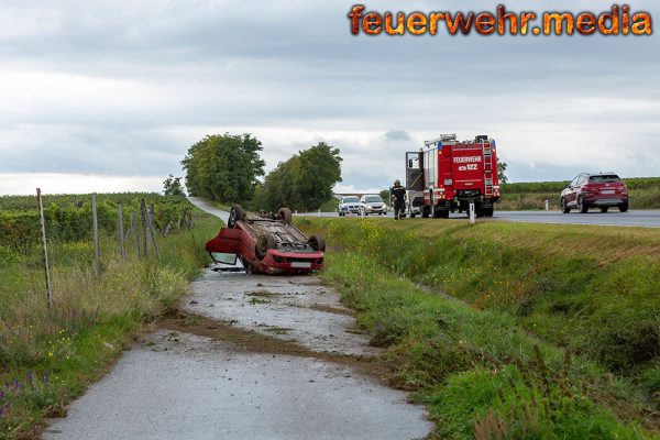 Pkw landet kopfüber am Begleitweg der B218