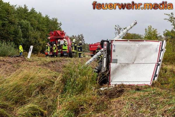 Sattelzug stürzt von der B38 in den Straßengraben