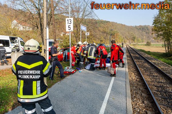 Pkw kommt von der Straße ab und prallt frontal gegen einen Baum