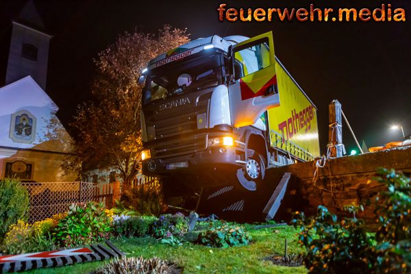 Lkw macht sich selbstständig und prallt gegen einen Gartenzaun