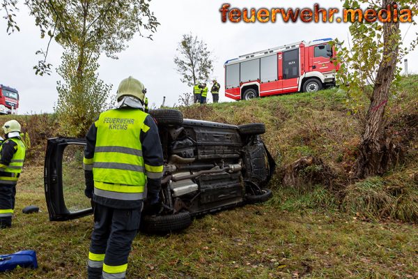 Pkw stürzt über eine Böschung und bleibt seitlich liegen