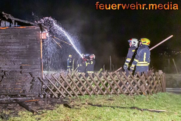 Hausbesitzer entdeckt Brand seiner Gartenhütte