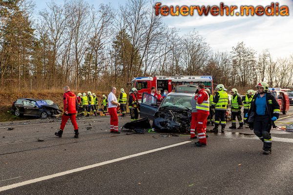 Menschenrettung nach Frontalzusammenstoß zweier Pkw auf der B37