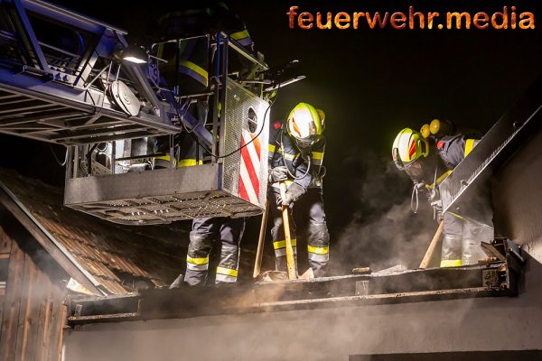 Dachstuhlbrand in Obermeisling – Sechs Feuerwehren im Einsatz