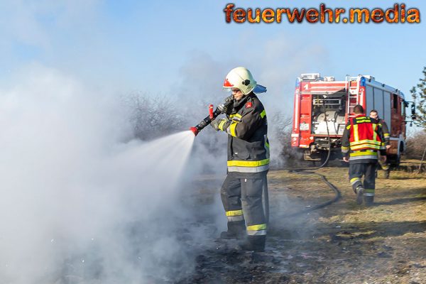 Feuerwehreinsatz nach illegaler Entsorgungsaktion in einem Weingarten