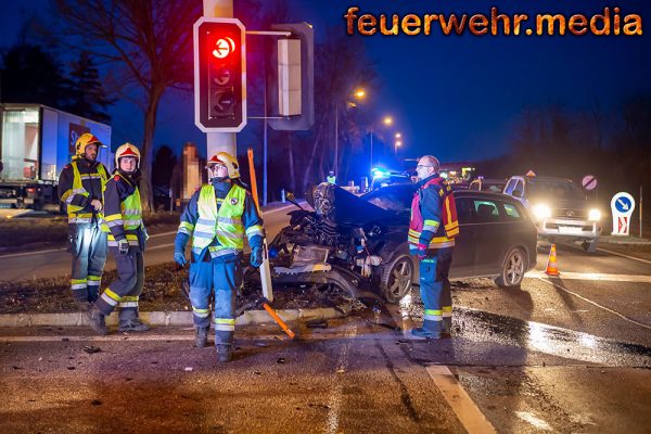 Pkw prallt gegen einen Mast einer Ampelanlage