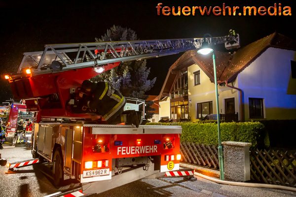 Kremser Drehleiter unterstützt bei Dachstuhlbrand in Grafenwörth