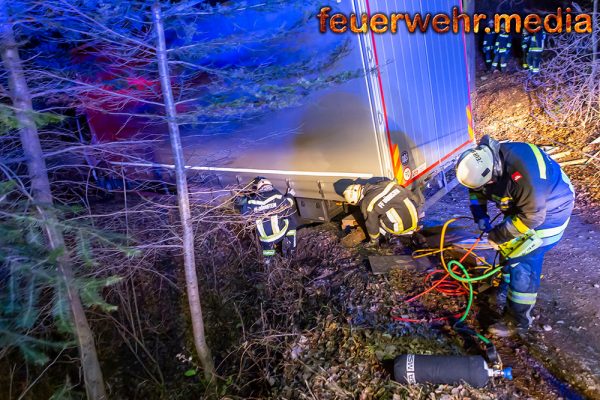 Lkw-Lenker vertraut seinem Navi – Aufwendige Bergung mitten im Wald