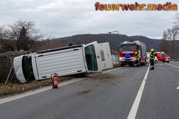 Unfall auf der B33 – Beim Abbiegen Campingbus übersehen