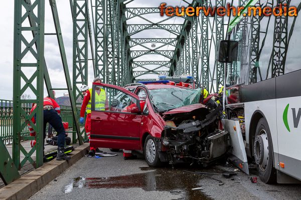 Pkw prallt auf der Mauterner Brücke gegen einen Autobus