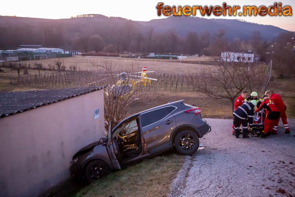 Fahrzeug prallte gegen eine Hausmauer