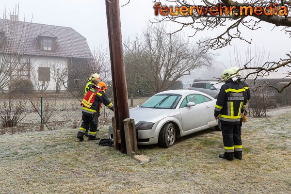 Pkw prallte gegen einen in einem Garten stehenden Strommast