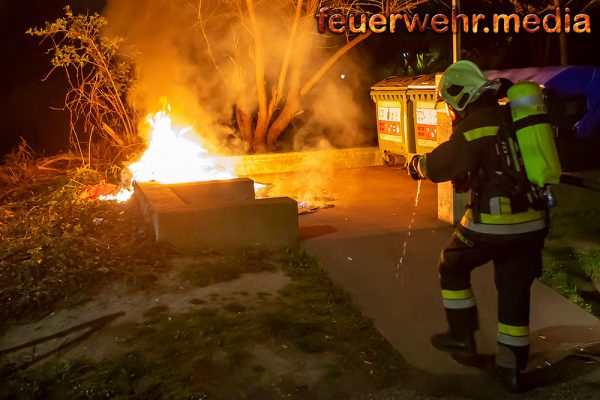 Nächtlicher Müllbehälterbrand in Stein