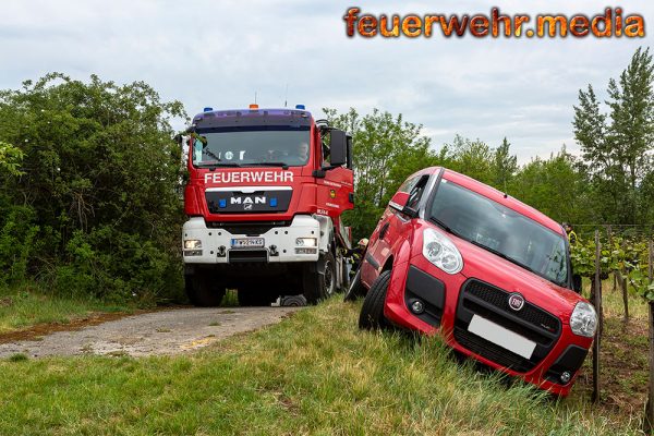 Pkw rutscht gegen eine Weingartenzeile