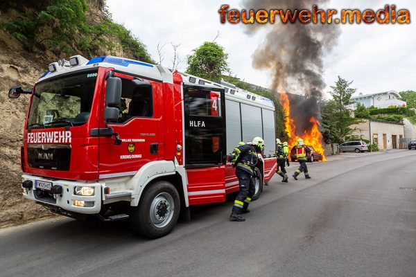 Vollbrand eines Pkws auf der Langenloiser Straße