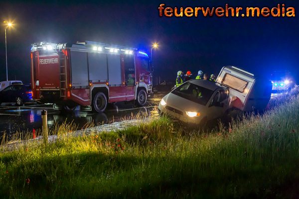 Wohnwagengespann droht in einen Wassergraben zu stürzen