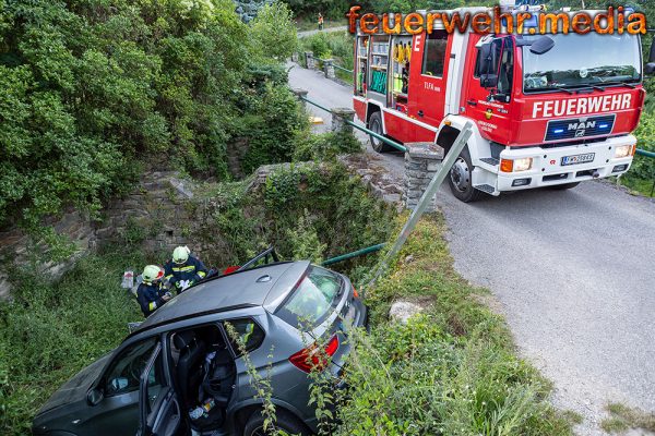 SUV stürzt in ein Regenwasserrückhaltebecken