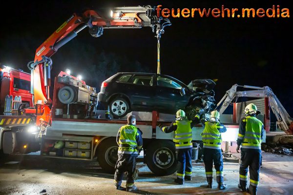 Fahrzeug rast auf der S5 in eine Baustelle