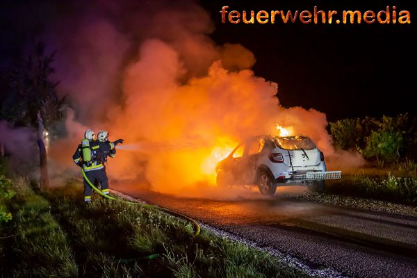 Pkw auf der Stratzinger Straße in Vollbrand