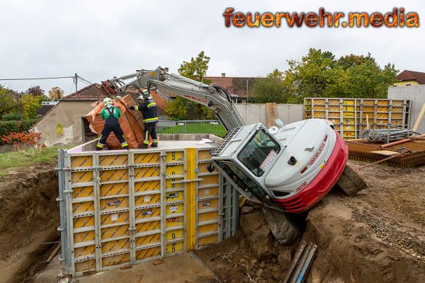 Bagger drohte in eine Baugrube zu stürzen