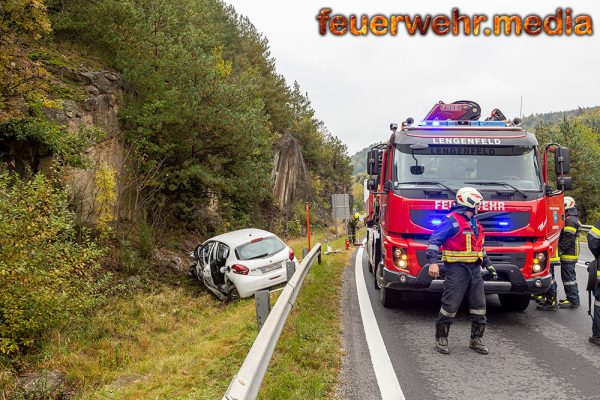 Pkw landet nach Zusammenstoß hinter einer Leitschiene