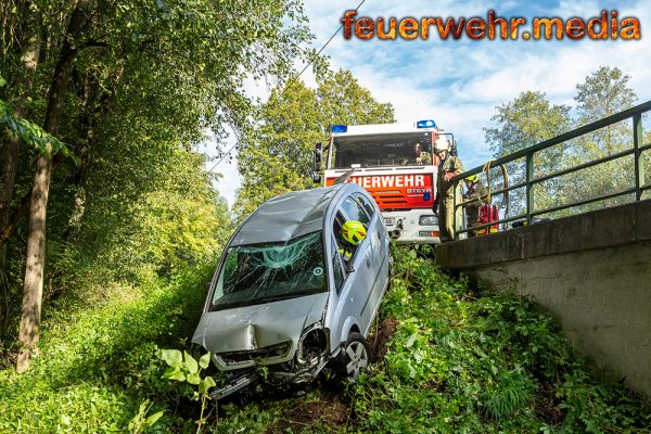 Pkw kommt von der Straße ab und stürzt in einen Bach