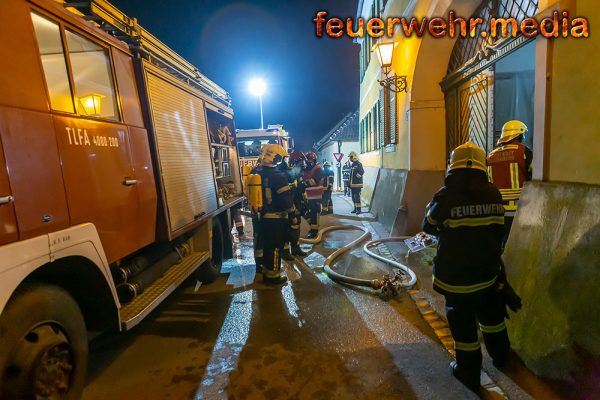 Vier Feuerwehren bei Zimmerbrand in Zöbing im Einsatz