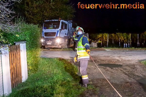 Lkw rutscht gegen eine Weingartenzeile