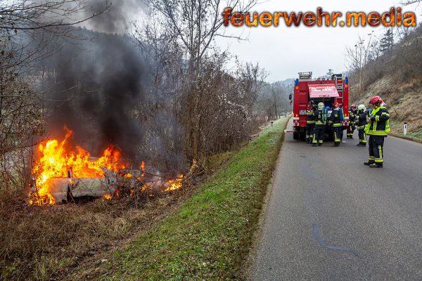 Pkw prallt gegen einen Baum und beginnt zu brennen