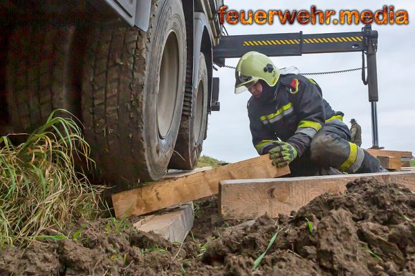 Abgerutschter Lkw unbeschädigt geborgen