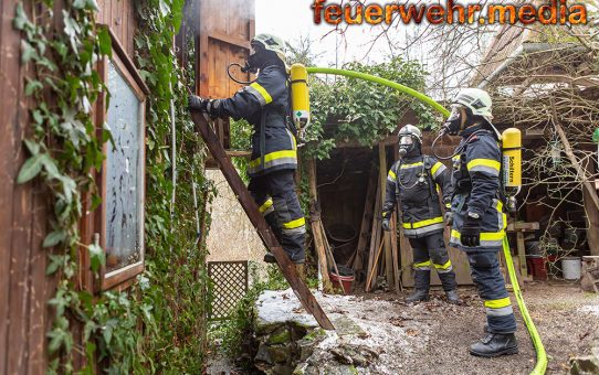 Abgelegenes Holzhaus in Brand geraten