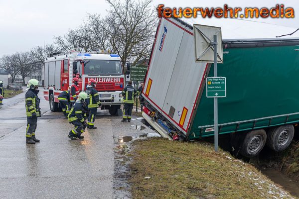 Kurve unterschätzt – Sattelanhänger rutscht in einen Wassergraben