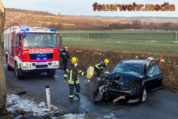 Spiegelglatte L 5001 – Pkw prallt gegen einen Baum