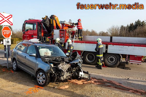 Großes Glück für Pkw-Lenker bei der Kollision mit einem Zug