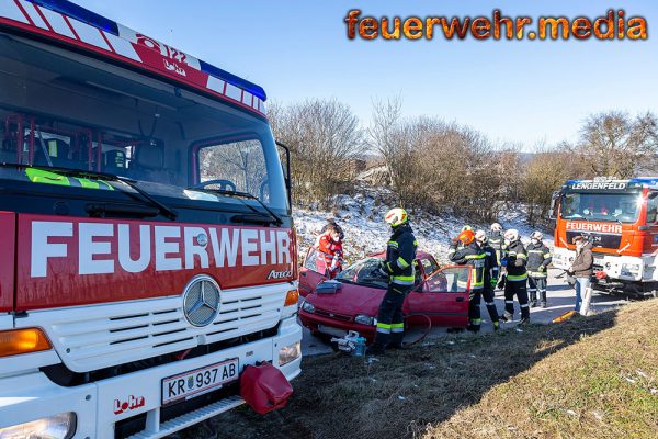 Lenker nach Überschlag im Pkw eingeschlossen