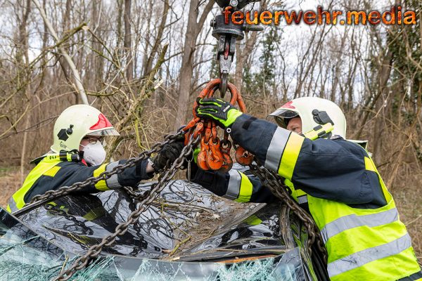 Fahrzeugüberschlag von der B37a in die benachbarte Au