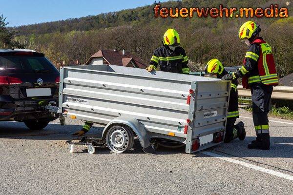 Reifen eines Anhängers lösen sich von den Felgen – Unfall auf der L100