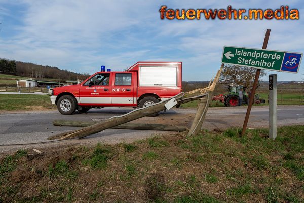 Telefonmast von einem Traktor gefällt