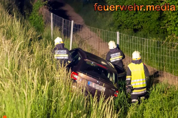 Pkw rast von der S5 über die L7012 in den Straßengraben