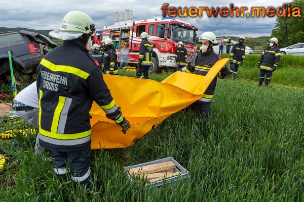 Drei schwerverletzte bei Unfall auf der B37 bei Dross