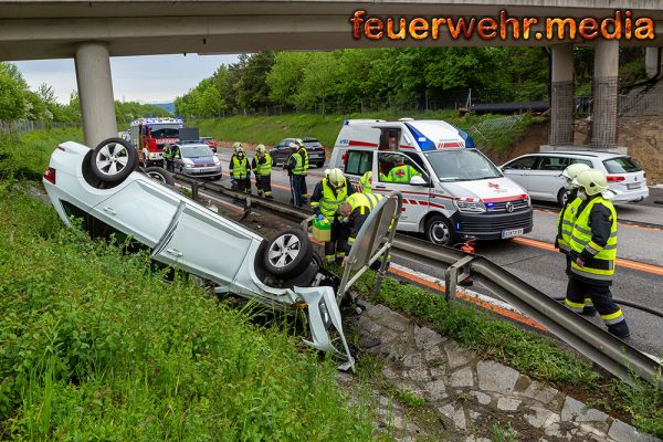 Fahrzeugüberschlag im Baustellenbereich der B37