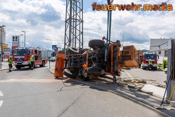 Unimog umgestürzt – Aufwendige Bergung durch die Kremser Feuerwehr