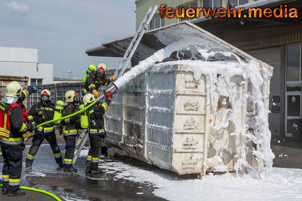 Containerbrand schnell unter Kontrolle gebracht