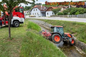 Traktor rollte in den Loisbach